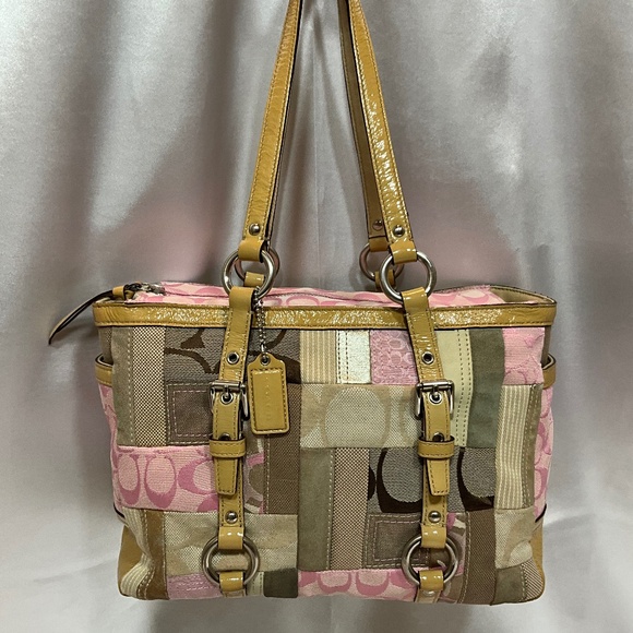 Coach zipper Tote in light er colored signature prints  patchwork .33-A3c - Picture 1 of 12